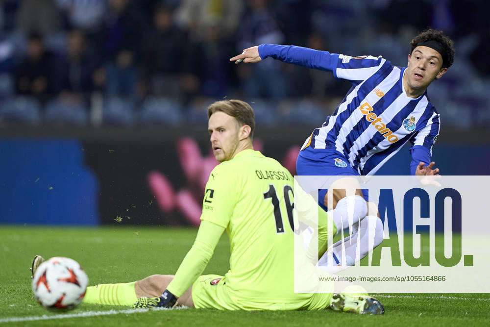 FC Porto v FC Midtjylland - UEFA Europa League 2024 25 League Phase MD6 Eduardo Gabriel Aquino Cossa Pepe of FC Porto beats Elias Olafsson of FC Midtjylland during the UEFA Europa League match between FC Porto and FC Midtjylland at Estadio Do Dragao in Porto, Portugal, on December 12, 2024. Porto, Portugal Porto Portugal