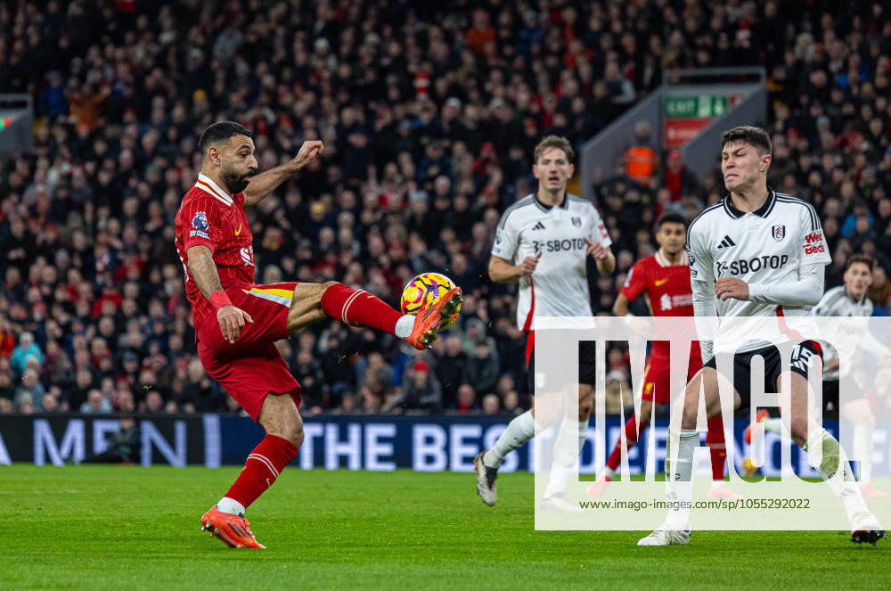 Football - FA Premier League - Liverpool FC v Fulham FC LIVERPOOL, ENGLAND - Saturday, December 14, 2024: Liverpool s Mohamed Salah during the FA Premier League match between Liverpool FC and Fulham FC at Anfield. (Photo by David Rawcliffe Propaganda) LIVERPOOL Anfield MERSEYSIDE ENGLAND