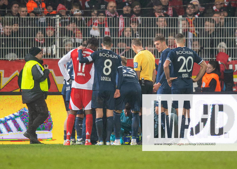 Soccer, Men, Season 2024 2025, 1 Bundesliga 14 Matchday , 1 FC Union Berlin VfL Bochum, Goalkeeper Patrick Drewes Bochum on the ground after being hit in the head with a lighter, 14 12 2024,