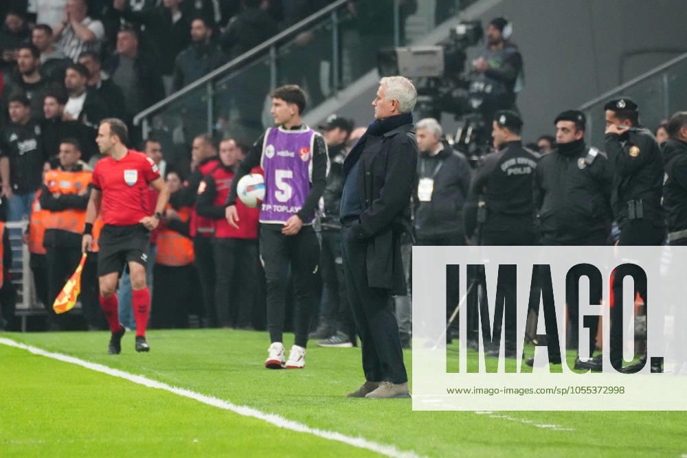 Coach Jose Mourinho of Fenerbahce during the Turkish Super League match between Besiktas and Fenerbahce at Tupras Stadium in Istanbul , Turkey on December 07 , 2024. ( Photo by Seskimphoto ) Istanbul Turkey Istanbul Turkey