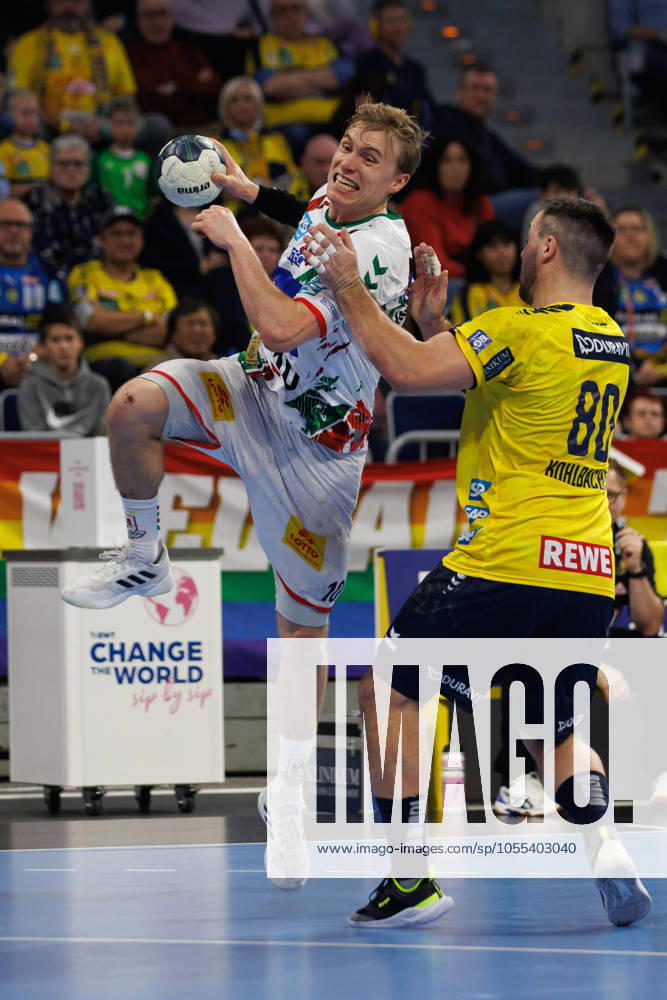 Gisli Kristjansson SC Magdeburg in duel with Jannik Kahlbacher Rhein Neckar Loewen , Rhein Neckar Loewen vs SC Magdeburg, Daikin Handball Bundesliga, 15 12 2024 Rhein Neckar Loewen vs SC Magdeburg, Handball, Bundesliga, Matchday 15, Season 2024 2025, 15 12 2024 Mannheim