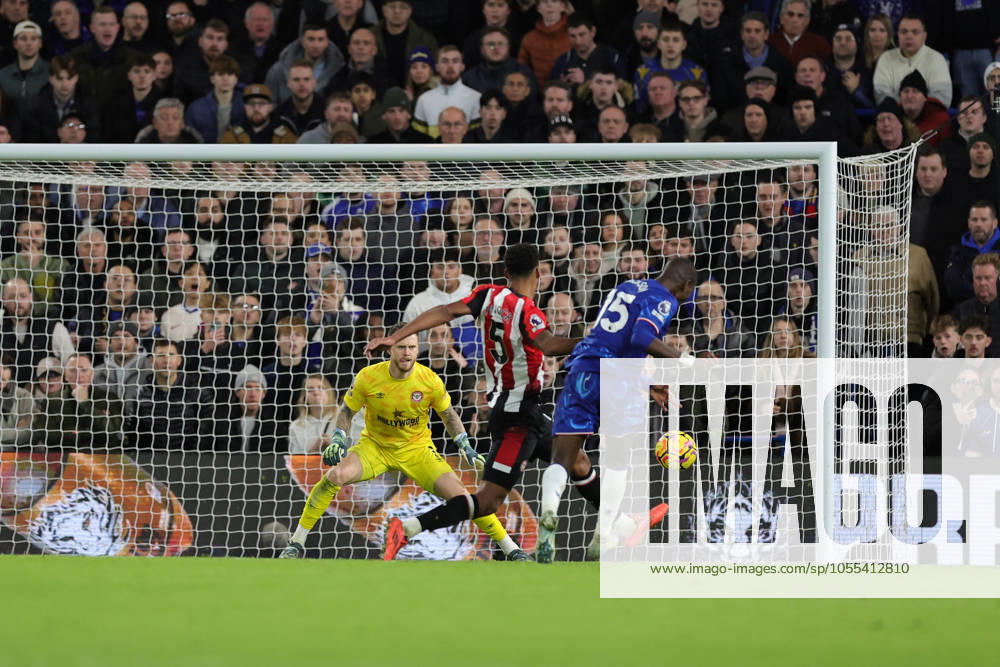 Chelsea v Brentford Premier League 15 12 2024. Goal 2-0 Nicolas Jackson (15) of Chelsea scores a goal during the Premier League match between Chelsea and Brentford at Stamford Bridge, London, England on 15 December 2024. London Stamford Bridge Greater London England Editorial use only DataCo restrictions apply See www.football-dataco.com ,