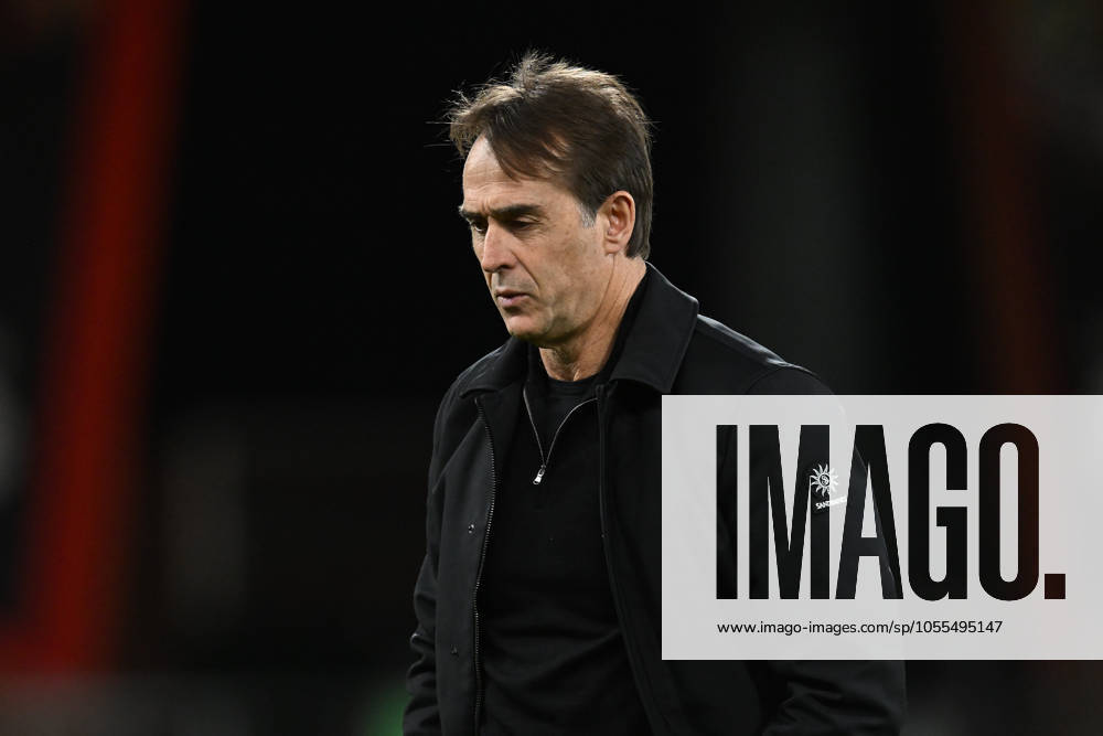 Bournemouth v West Ham United Premier League 16 12 2024. West Ham Utd manager Julen Lopetegui on the pitch ahead of the Premier League match between Bournemouth and West Ham United at the Vitality Stadium, Bournemouth, England on 16 December 2024. Bournemouth Vitality Stadium Dorset England Editorial use only DataCo restrictions apply See www.football-dataco.com ,