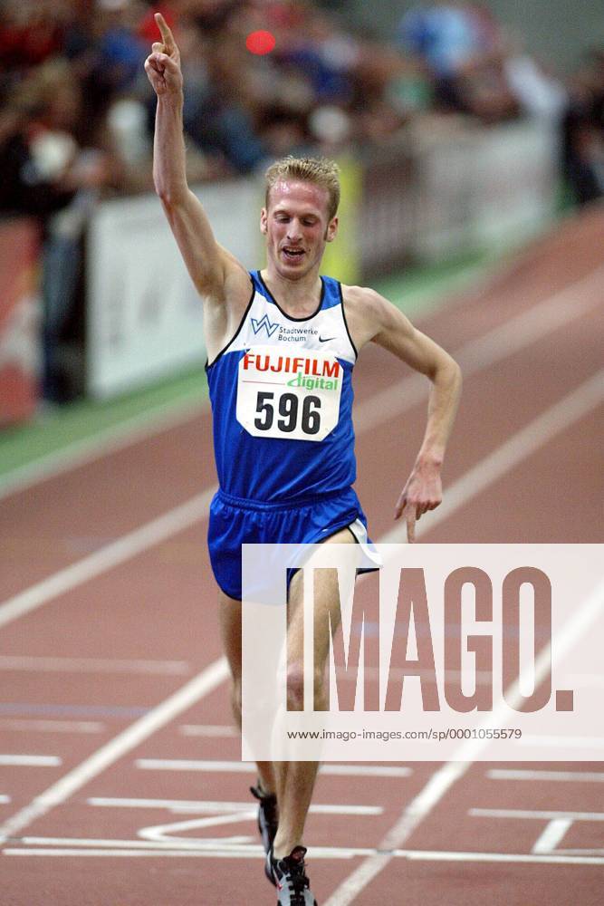 Jan Fitschen (TV Wattenscheid 01 Deutschland) jubelt beim Zieleinlauf Leichtathletik LM Herren Deutsche Hallenmeisterschaft 2004, DM, Meisterschaft, Landesmeisterschaft, Halle, Indoor, Vdig Einzelbild Dortmund Freude,