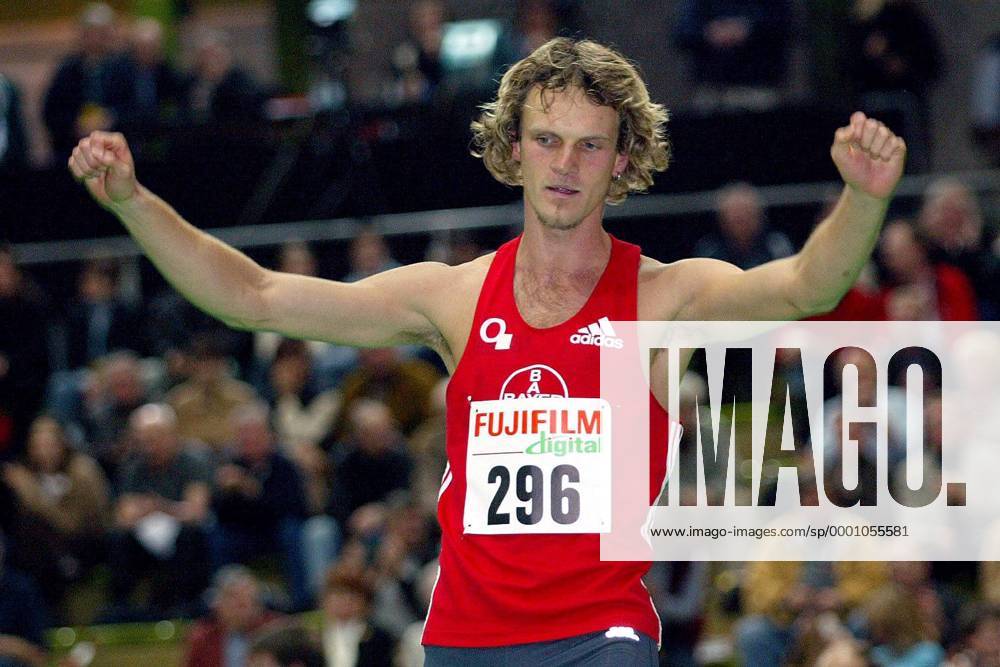 Roman Fricke (TSV Bayer Leverkusen Deutschland) freut sich über seinen Sieg Leichtathletik LM Herren Deutsche Hallenmeisterschaft 2004, DM, Meisterschaft, Landesmeisterschaft, Halle, Indoor, Vdig Einzelbild Dortmund Freude,