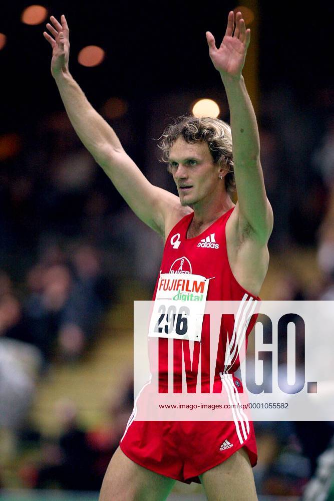 Roman Fricke (TSV Bayer Leverkusen Deutschland) freut sich über seinen Sieg Leichtathletik LM Herren Deutsche Hallenmeisterschaft 2004, DM, Meisterschaft, Landesmeisterschaft, Halle, Indoor, Vdig Einzelbild Dortmund Freude,