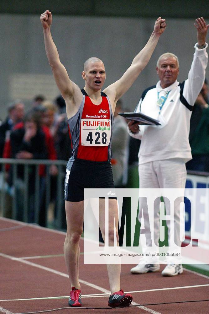 Simon Kirch (SV Saar 05 Saarbrücken Deutschland) freut sich über seinen Sieg Leichtathletik LM Herren Deutsche Hallenmeisterschaft 2004, DM, Meisterschaft, Landesmeisterschaft, Halle, Indoor, Vdig Einzelbild Dortmund Freude,