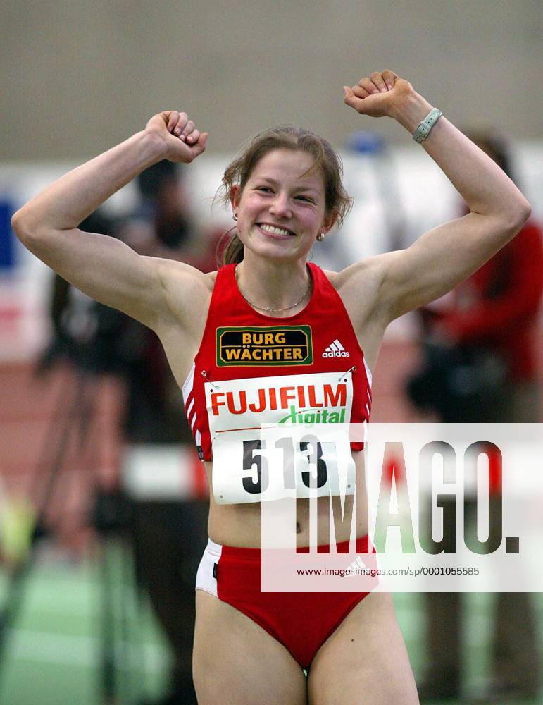 Sophie Krauel (TuS Jena Deutschland) freut sich über ihren Sieg Leichtathletik LM Damen Deutsche Hallenmeisterschaft 2004, DM, Meisterschaft, Landesmeisterschaft, Halle, Indoor, Vdig Einzelbild Dortmund Freude,