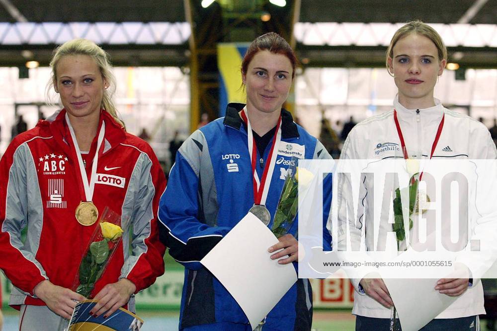 Siegerehrung Stabhochsprung, v.li. Siegerin Nastja Ryshich (ABC Ludwigshafen), Carolin Hingst (USC Mainz) und Silke Spiegelburg (TV Lengerich, alle Deutschland) Leichtathletik LM Damen Deutsche Hallenmeisterschaft 2004, DM, Meisterschaft, Landesmeisterschaft, Halle, Indoor, Vdig Gruppe Dortmund