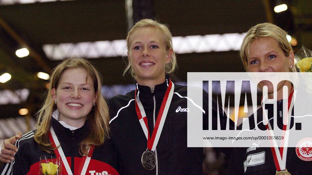 Siegerehrung Weitsprung, v.li. Siegerin Sophie Krauel (TuS Jena), Bianca Kappler (LC asics Rehlingen) und Susen Tiedtke (LG Eintracht Frankfurt, alle Deutschland) Leichtathletik LM Damen Deutsche Hallenmeisterschaft 2004, DM, Meisterschaft, Landesmeisterschaft, Halle, Indoor, Vdig Gruppe Dortmund Freude,