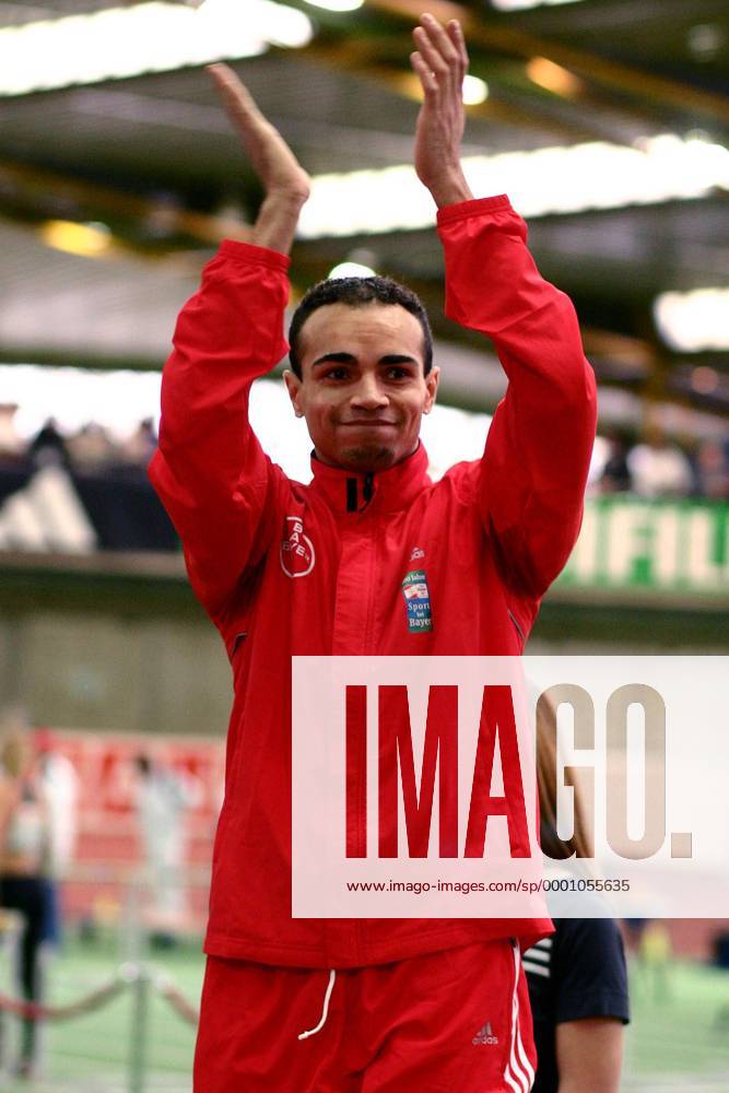 Charles Friedek (TSV Bayer Leverkusen Deutschland) bedankt sich bei den Anhängern Leichtathletik LM Herren Deutsche Hallenmeisterschaft 2004, DM, Meisterschaft, Landesmeisterschaft, Halle, Indoor, Vdig Einzelbild Dortmund Freude,