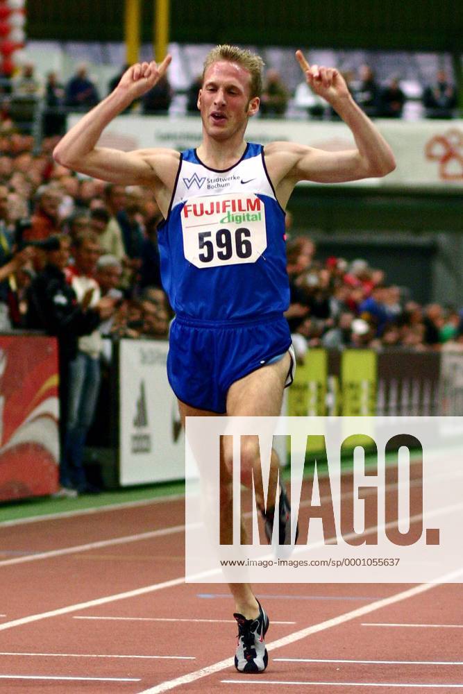 Jan Fitschen (TV Wattenscheid 01 Deutschland) jubelt beim Zieleinlauf Leichtathletik LM Herren Deutsche Hallenmeisterschaft 2004, DM, Meisterschaft, Landesmeisterschaft, Halle, Indoor, Vdig Einzelbild Dortmund Freude,