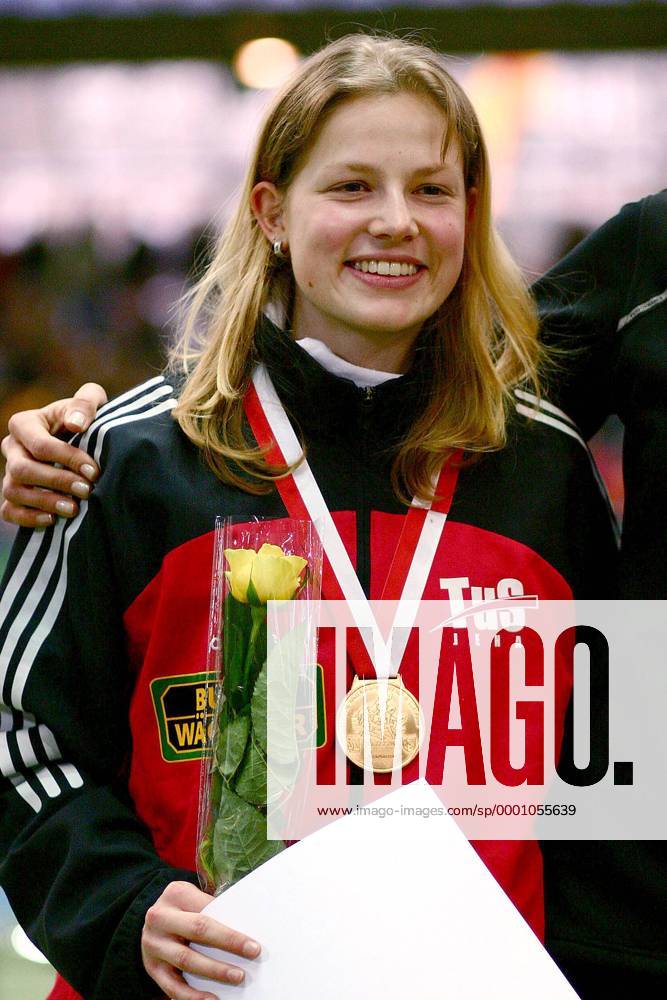 Sophie Krauel (TuS Jena Deutschland) freut sich über ihre Goldmedaille Leichtathletik LM Damen Deutsche Hallenmeisterschaft 2004, DM, Meisterschaft, Landesmeisterschaft, Halle, Indoor, Vdig Einzelbild Dortmund Freude,