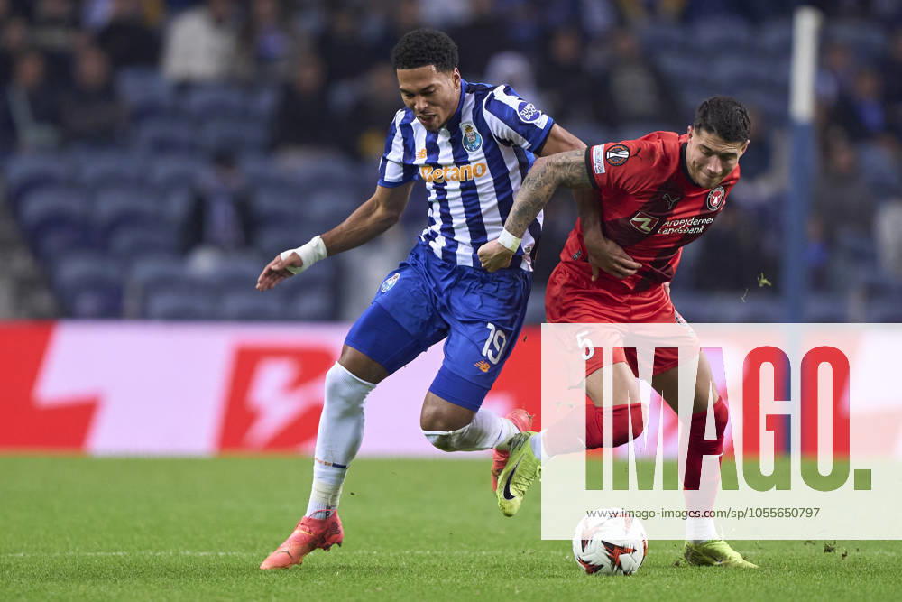FC Porto v FC Midtjylland - UEFA Europa League 2024 25 League Phase MD6 Danny Namaso Edi-Mesumbe Loader of FC Porto competes for the ball with Emiliano Martinez of FC Midtjylland during the UEFA Europa League match between FC Porto and FC Midtjylland at Estadio Do Dragao in Porto, Portugal, on December 12, 2024. Porto, Portugal Portugal