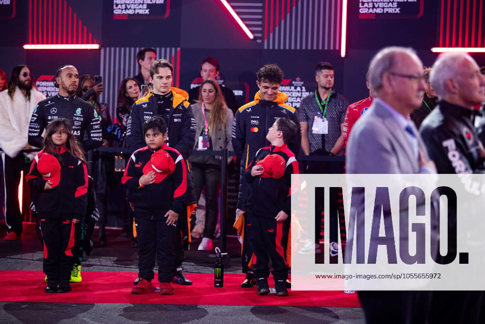 F1 - LAS VEGAS GRAND PRIX 2024 NORRIS Lando (gbr), McLaren F1 Team MCL38, portrait PIASTRI Oscar (aus), McLaren F1 Team MCL38, portrait, grid kids during the Formula 1 Heineken Silver Las Vegas Grand Prix 2024, 22th round of the 2024 Formula One World Championship, WM, Weltmeisterschaft from November 21 to 23, 2024 on the Las Vegas Strip Circuit, in Las Vegas, United States of America -