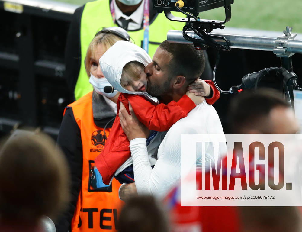 Czech Republic v England - UEFA EURO, EM, Europameisterschaft,Fussball 2020 - Group D - Wembley Stadium June 22, 2021, London, United Kingdom: London, England, 22nd June 2021. Kyle Walker of England celebrates the win with family during the UEFA European Championships match at Wembley Stadium, London. Picture credit should read: David Klein Sportimage London United Kingdom