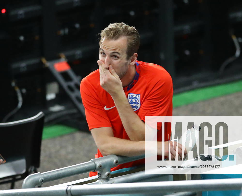 Czech Republic v England - UEFA EURO, EM, Europameisterschaft,Fussball 2020 - Group D - Wembley Stadium June 22, 2021, London, United Kingdom: London, England, 22nd June 2021. Harry Kane of England chats to family members at the end of the game during the UEFA European Championships match at Wembley Stadium, London. Picture credit should read: David Klein Sportimage London United Kingdom