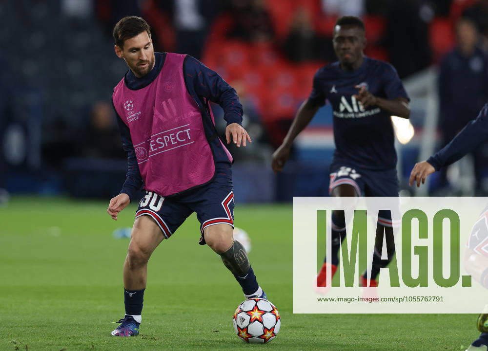 Paris Saint Germain v Manchester City - UEFA Champions League - Group A - Le Parc des Princes September 28, 2021, Paris, United Kingdom: Paris, France, 28th September 2021. Lionel Messi of Paris St Germain warms up ahead of the UEFA Champions League match at Le Parc des Princes, Paris. Picture credit should read: David Klein Sportimage Paris United Kingdom