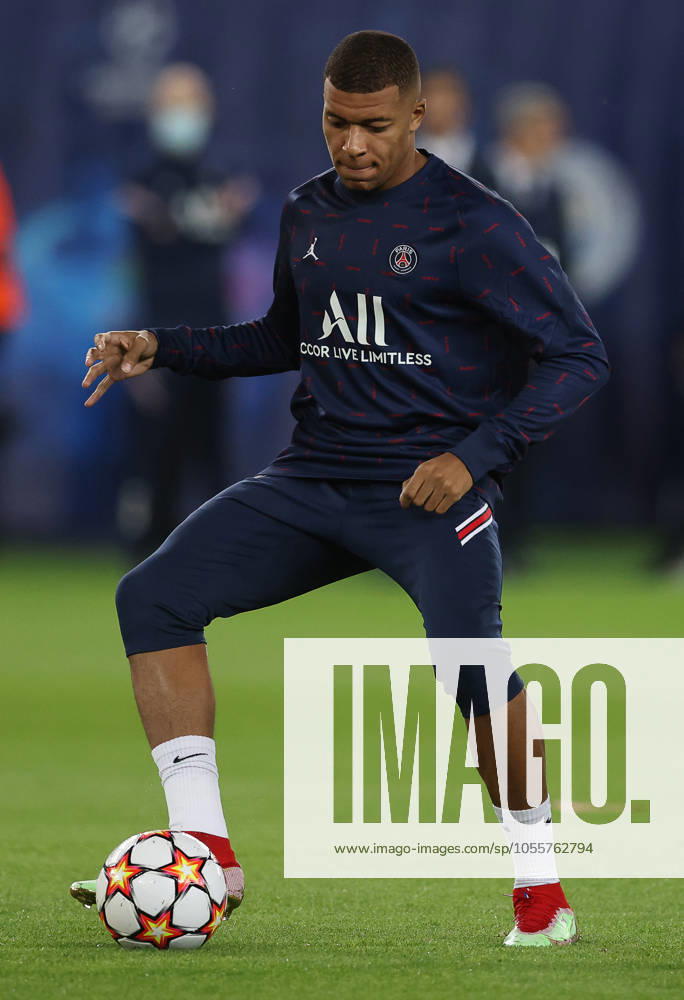 Paris Saint Germain v Manchester City - UEFA Champions League - Group A - Le Parc des Princes September 28, 2021, Paris, United Kingdom: Paris, France, 28th September 2021. Kylian Mbappe of Paris St Germain warms up ahead of the UEFA Champions League match at Le Parc des Princes, Paris. Picture credit should read: David Klein Sportimage Paris United Kingdom