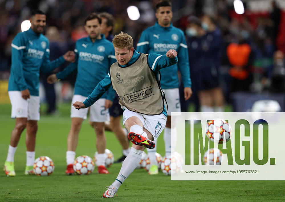Paris Saint Germain v Manchester City - UEFA Champions League - Group A - Le Parc des Princes September 28, 2021, Paris, United Kingdom: Paris, France, 28th September 2021. Kevin De Bruyne of Manchester City warms up ahead of the UEFA Champions League match at Le Parc des Princes, Paris. Picture credit should read: David Klein Sportimage Paris United Kingdom