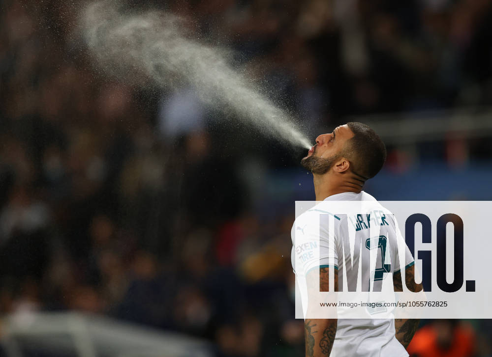 Paris Saint Germain v Manchester City - UEFA Champions League - Group A - Le Parc des Princes September 28, 2021, Paris, United Kingdom: Paris, France, 28th September 2021. Kyle Walker of Manchester City spits out water during the UEFA Champions League match at Le Parc des Princes, Paris. Picture credit should read: David Klein Sportimage Paris United Kingdom