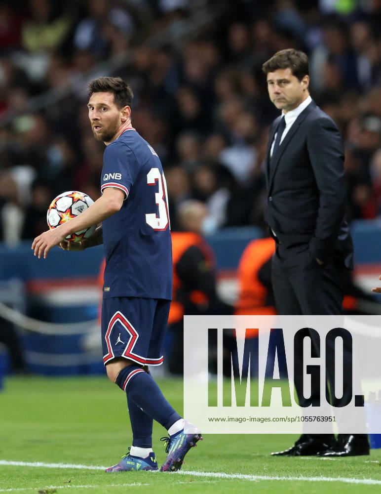 Paris Saint Germain v Manchester City - UEFA Champions League - Group A - Le Parc des Princes September 28, 2021, Paris, United Kingdom: Paris, France, 28th September 2021. Mauricio Pochettino coach of Paris St Germain with Lionel Messi of Paris St Germain during the UEFA Champions League match at Le Parc des Princes, Paris. Picture credit should read: David Klein Sportimage Paris United Kingdom