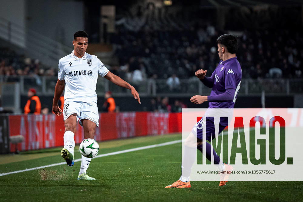 Vitoria SC vs Fiorentina Alberto Baio do Vitoria Clube Fabiano Parisi da Fiorentina no jogo para a Uefa Conference League (Fotografia por Smileshutter8 AvantSports)