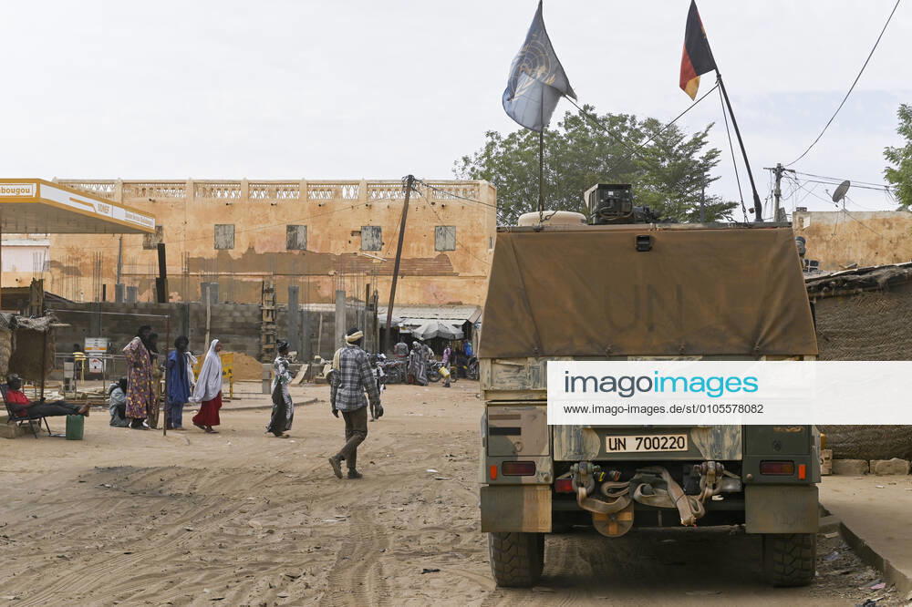 MALI, Gao, Minusma UN Mission, Bundeswehr Patrouille mit gepanzertem Fahrzeug Eagle in Gao Stadt Gao Mali