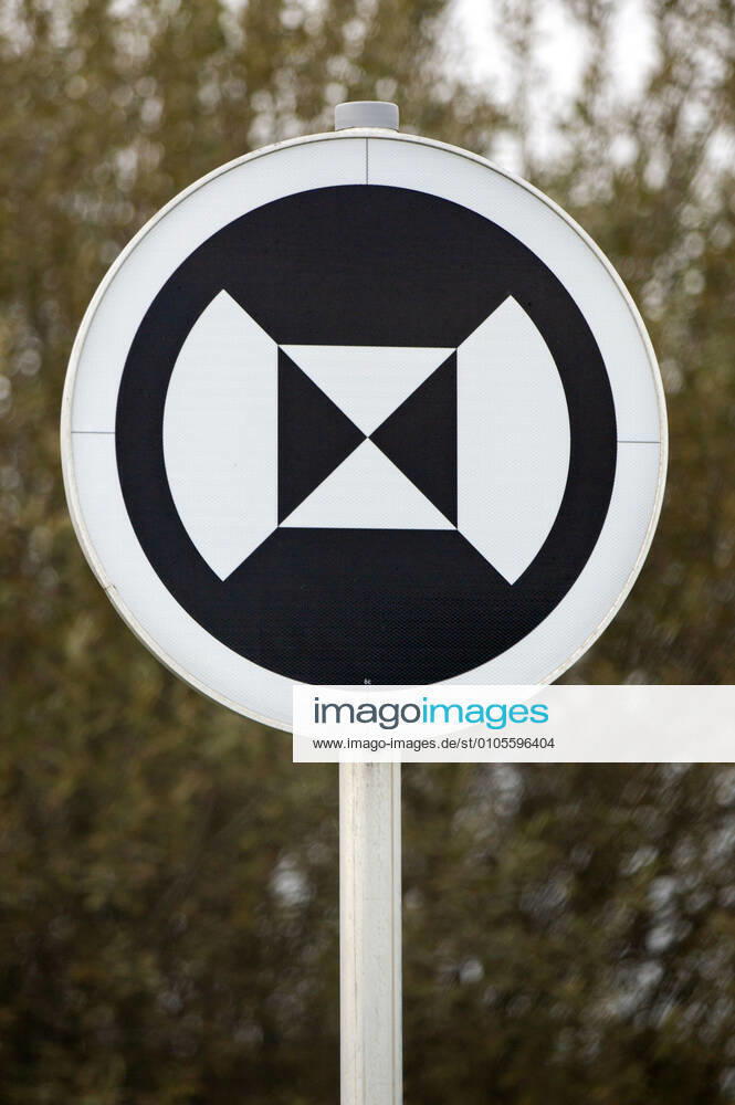 The traffic sign for autonomous driving for use in automated and networked driving in the digital test field in southern Bavaria Symbol image, theme image Wolnzach, 13 10 2020 Foto:xR.xSchmiegeltx xFuturexImage