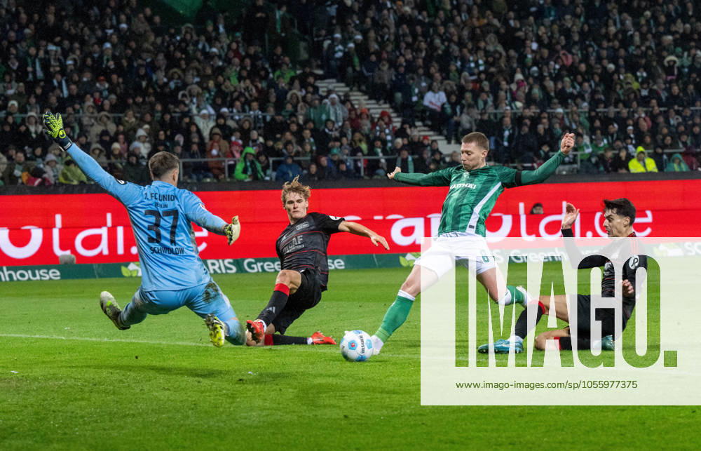 Fussball, Herren, Saison 2024 2025, 1. Bundesliga (15. Spieltag), SV Werder Bremen - 1. FC Union Berlin, v. l. Mitchell Weiser (Werder Bremen) erzielt das Tor zum 3:1 gegen Torhüter Alexander Schwolow (1. FC Union Berlin), Tom Rothe (1. FC Union Berlin) und Diogo Leite (1. FC Union Berlin), 21.12.2024,