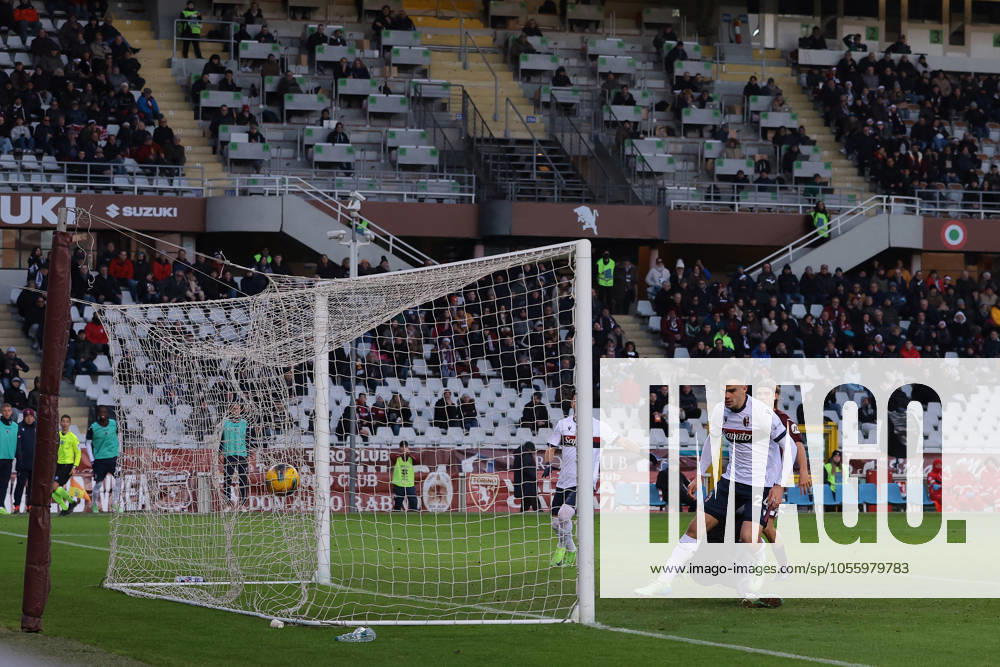 Turin, Italy, 21st December 2024. Thijs Dallinga of Bologna FC scores to give the side a 1-0 lead during the Serie A match at Stadio Grande Torino, Turin. Picture credit should read: Jonathan Moscrop Sportimage . SPI-3533-0014