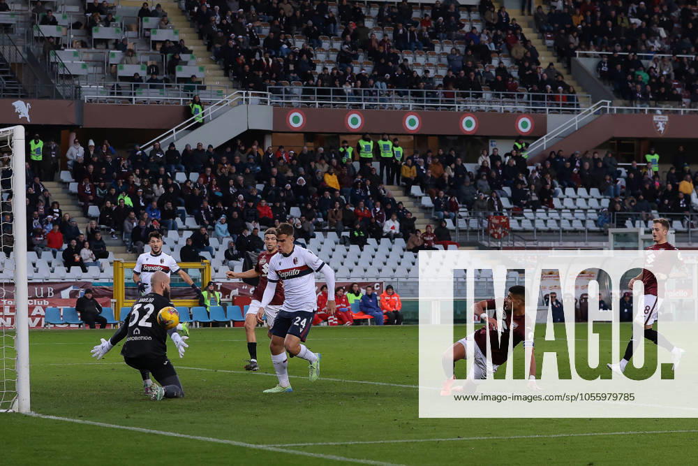 Turin, Italy, 21st December 2024. Thijs Dallinga of Bologna FC scores to give the side a 1-0 lead during the Serie A match at Stadio Grande Torino, Turin. Picture credit should read: Jonathan Moscrop Sportimage . SPI-3533-0015