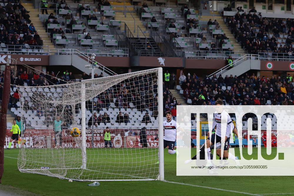 Turin, Italy, 21st December 2024. Thijs Dallinga of Bologna FC scores to give the side a 1-0 lead during the Serie A match at Stadio Grande Torino, Turin. Picture credit should read: Jonathan Moscrop Sportimage . SPI-3533-0016