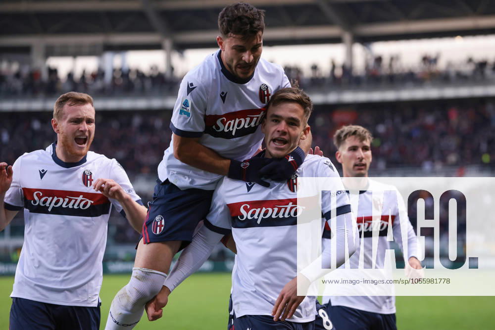 Turin, Italy, 21st December 2024. Thijs Dallinga of Bologna FC celebrates with team mates Tommaso Pobega, Riccardo Orsolini and Juan Miranda after scoring to give the side a 1-0 lead during the Serie A match at Stadio Grande Torino, Turin. Picture credit should read: Jonathan Moscrop Sportimage . SPI-3533-0020