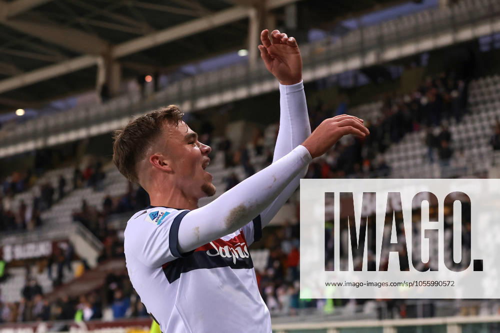 Turin, Italy, 21st December 2024. Thijs Dallinga of Bologna FC celebrates in front of fans following the final whistle of the Serie A match at Stadio Grande Torino, Turin. Picture credit should read: Jonathan Moscrop Sportimage . SPI-3533-0027