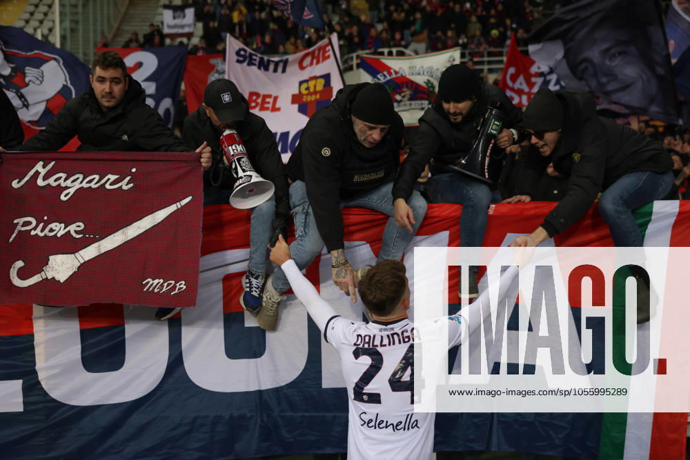Turin, Italy, 21st December 2024. Thijs Dallinga of Bologna FC salutes the fans following the final whistle of the Serie A match at Stadio Grande Torino, Turin. Picture credit should read: Jonathan Moscrop Sportimage . SPI-3533-0045