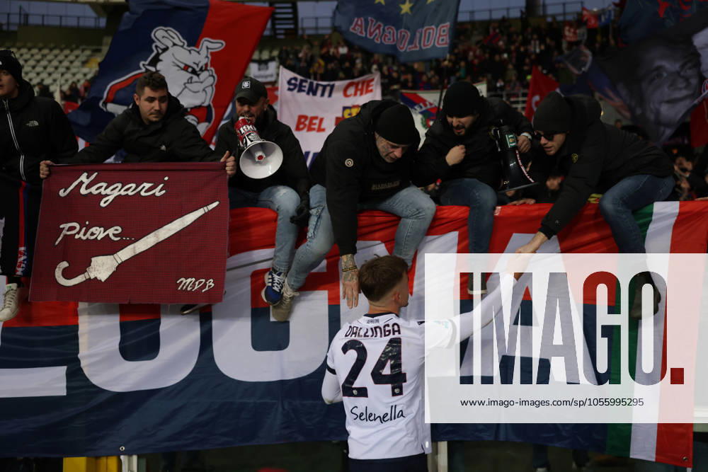Turin, Italy, 21st December 2024. Thijs Dallinga of Bologna FC salutes the fans following the final whistle of the Serie A match at Stadio Grande Torino, Turin. Picture credit should read: Jonathan Moscrop Sportimage . SPI-3533-0046