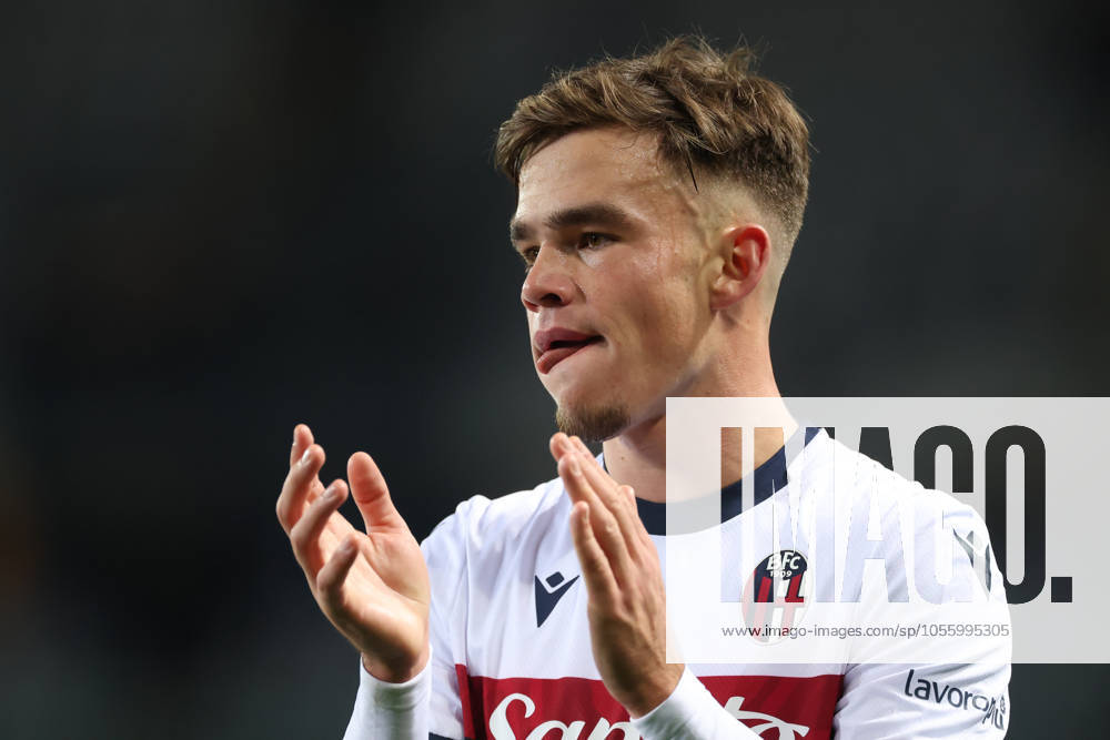 Turin, Italy, 21st December 2024. Thijs Dallinga of Bologna FC applauds the fans following the final whistle of the Serie A match at Stadio Grande Torino, Turin. Picture credit should read: Jonathan Moscrop Sportimage . SPI-3533-0050