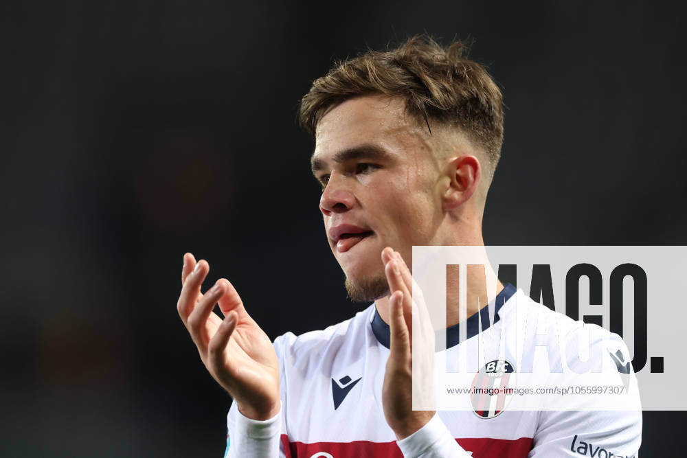 Turin, Italy, 21st December 2024. Thijs Dallinga of Bologna FC applauds the fans following the final whistle of the Serie A match at Stadio Grande Torino, Turin. Picture credit should read: Jonathan Moscrop Sportimage . SPI-3533-0071