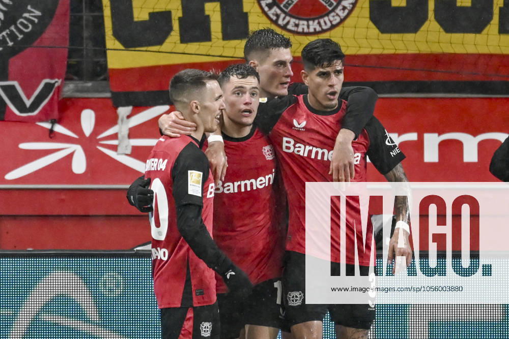 Florian Wirtz (Leverkusen 10) jubelt nach dem Tor zum 2:0 mit Alex Grimaldo (Leverkusen 20) Piero Hincapie (Leverkusen 3) Patrik Schick (Leverkusen 14) 21.12.2024 Fussball Bayer 04 Leverkusen vs SC Freiburg, BayArena, Leverkusen, DFB DFL REGULATIONS PROHIBIT ANY USE OF PHOTOGRAPHS AS IMAGE SEQUENCES AND OR QUASI-VIDEO NRW Germany