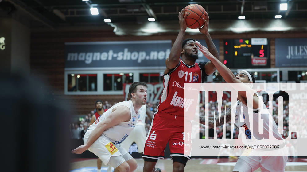 In the picture from left Spencer Reaves Syntainics MBC, 31 , Nelson Phillips Wuerzburg Baskets, 11 and Michael Devoe Syntainics MBC, 0 21 12 2024, FIT One Wuerzburg Baskets vs Syntainics MBC, easyCredit BBL, Matchday 12, Germany, Wuerzburg, tectake Arena,
