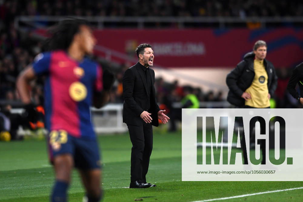 FC Barcelona, Barca v ATLETICO DE MADRID. OLIMPIC STADIUM LLUIS COMPANYS. MONTJUIC,BARCELONA. DECEMBER 21,2024 FC BARCELONA vs ATLETICO DE MADRID. December 21,2024 Diego Pablo Simeone head coach of Atlà tico de Madrid during the match between FC Barcelona and Atletico de Madrid corresponding to the eighteen day of La Liga EA Sports at Olimpic Stadium Lluis Companys of Montjuic in Barcelona, Spain. Barcelona ESP