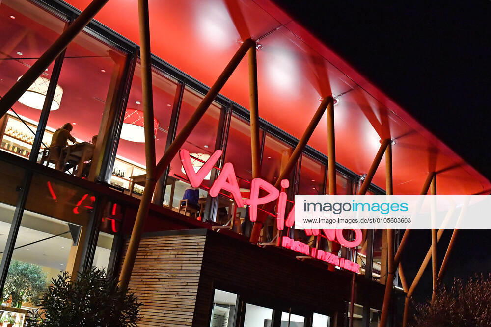 Restaurant chain VAPIANO,Pasta, Pizza, Snacks A Vapiano Restaurant in Fuerth red illuminated,evening,night shot,building,exterior view,