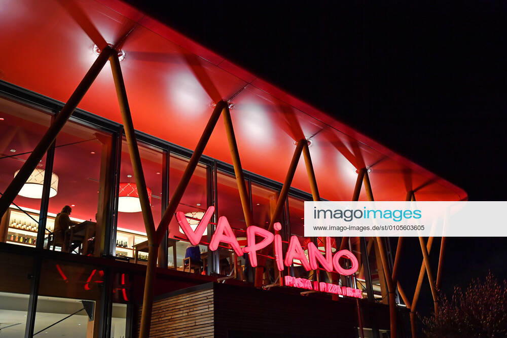 Restaurant chain VAPIANO,Pasta, Pizza, Snacks A Vapiano Restaurant in Fuerth red illuminated,evening,night shot,building,exterior view,