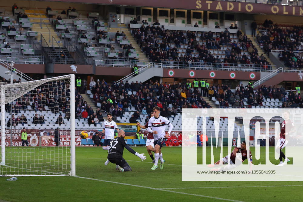 Turin, Italy, 21st December 2024. Thijs Dallinga of Bologna FC scores to give the side a 1-0 lead during the Serie A match at Stadio Grande Torino, Turin. Picture credit should read: Jonathan Moscrop Sportimage . SPI-3533-0089