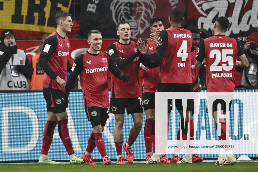 Florian Wirtz Leverkusen 10 cheers with the team after scoring the 2-0 goal 21 12 2024 Soccer Bayer 04 Leverkusen vs SC Freiburg, BayArena, Leverkusen, DFB DFL REGULATIONS PROHIBIT ANY USE OF PHOTOGRAPHS AS IMAGE SEQUENCES AND OR QUASI VIDEO NRW Germany