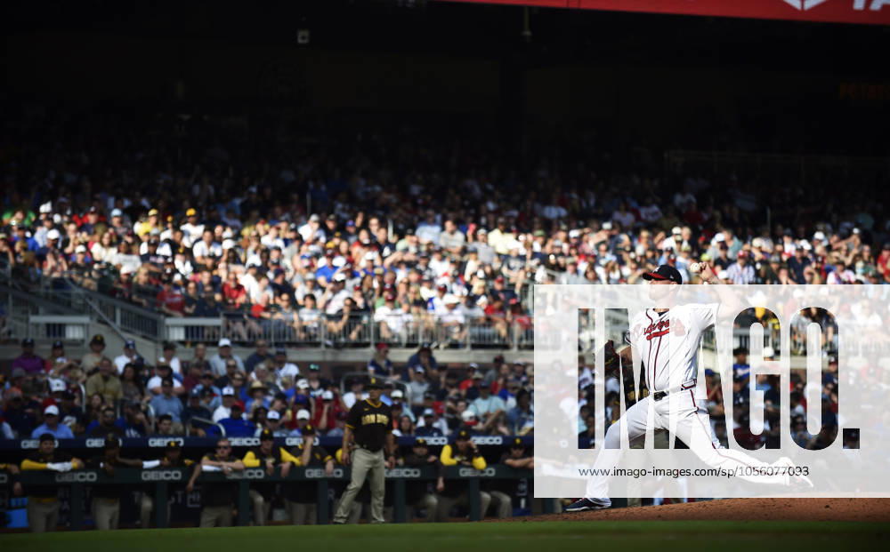 MLB, Baseball Herren, USA 2022: San Diego Padres vs Atlanta Braves MAY 14 May 14, 2022: Atlanta Braves pitcher Will Smith delivers a pitch during the eighth inning of a MLB game against the San Diego Padres at Truist Park in Atlanta, GA. Austin McAfee CSM Atlanta Georgia USA