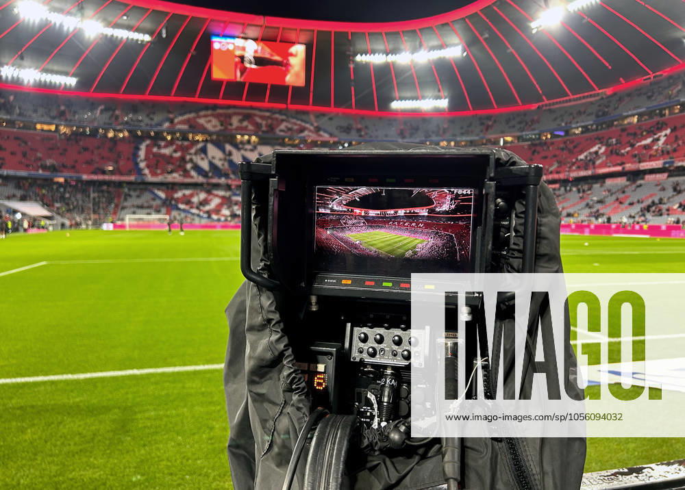 Football, Men, Bundesliga, Season 2024 2025, FC Bayern Munich RB Leipzig, Allianz Arena View through the viewfinder of a TV camera, TV camera on the pitch of the Allianzarena with the north curve, symbolic image, live broadcast, TV DFB, DFL regulations prohibit any use of photographs as image sequences and or quasi video