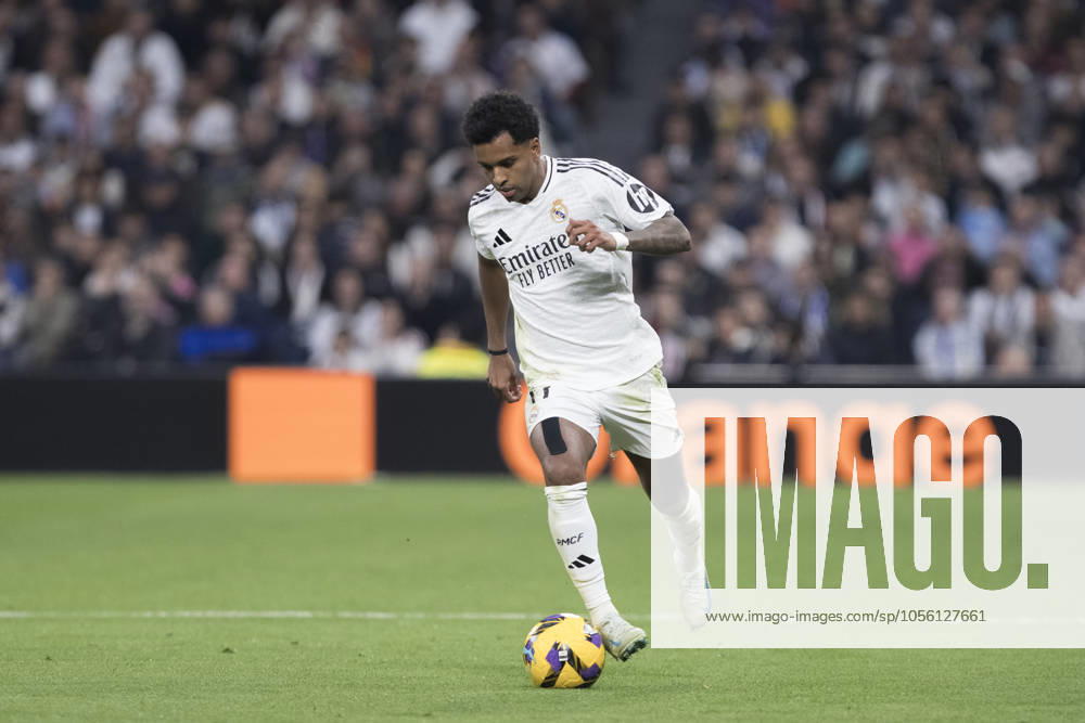 LA LIGA EA Sports - Real Madrid vs Sevilla MADRID, SPAIN - December 22: Rodrygo Goes of Real Madrid in action during the La Liga 2024 25 match between Real Madrid and Sevilla at Santiago Bernabeu Stadium. (Photo by Guillermo Martinez) Madrid Santiago BernabÃ u Stadium Spain