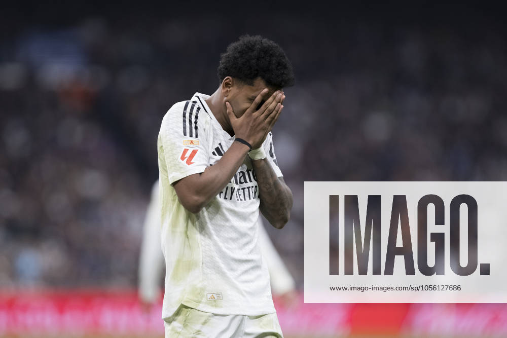 LA LIGA EA Sports - Real Madrid vs Sevilla MADRID, SPAIN - December 22:Rodrygo Goes of Real Madrid reacts to a missed opportunity during the La Liga 2024 25 match between Real Madrid and Sevilla at Santiago Bernabeu Stadium. (Photo by Guillermo Martinez) Madrid Santiago BernabÃ u Stadium Spain